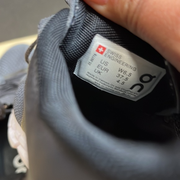 ON Cloudflow Running Shoe SIZE 6 1/2 US - Picture 8 of 10